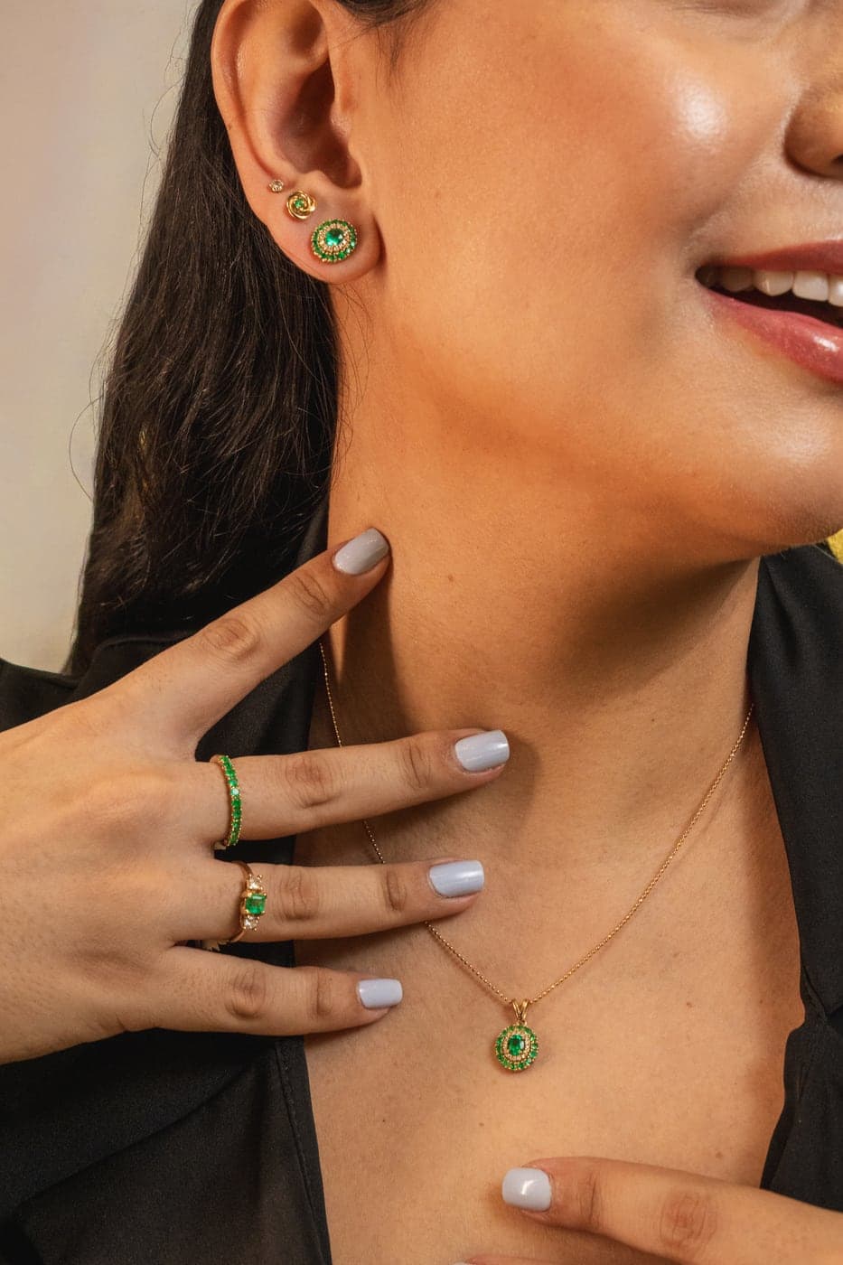 Anillos de esmeralda en mano — Orattu Joyeros