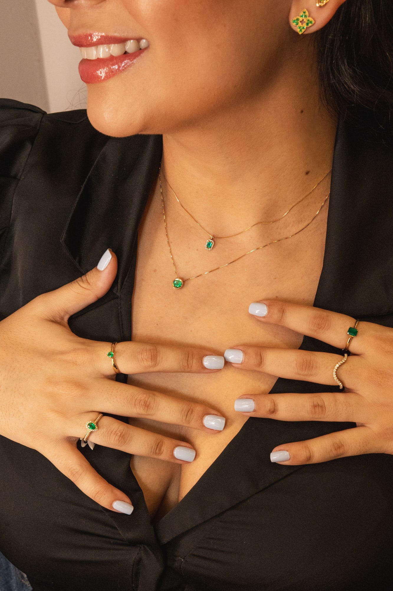 Modelo con joyas de esmeraldas y oro 18K — Orattu Joyeros